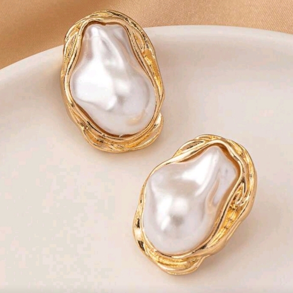 NEW! Elegant Baroque Pearl Gold Plated Stud Earrings - Picture 1 of 5